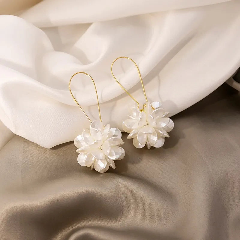 Brinco Flor Branca Banhado em 18K