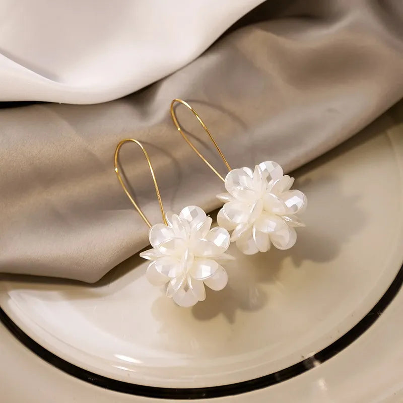 Brinco Flor Branca Banhado em 18K