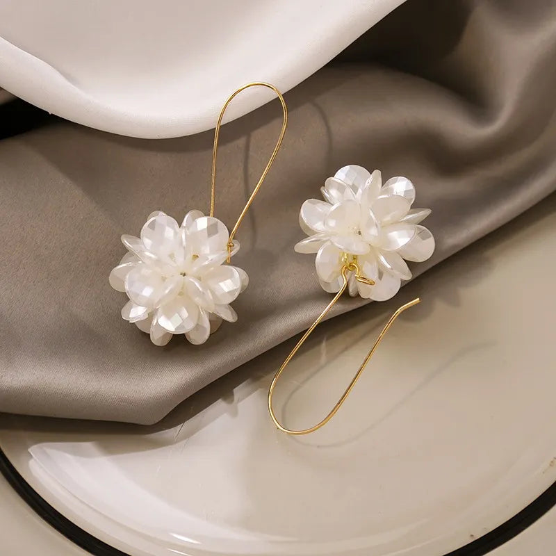 Brinco Flor Branca Banhado em 18K