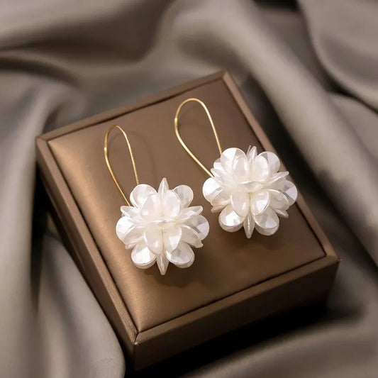 Brinco Flor Branca Banhado em 18K